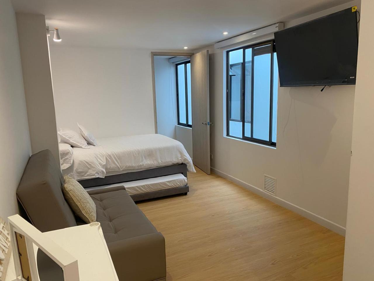 Apartment Homy - Corferias, Embassy, Airport, G12, Un, Agora *